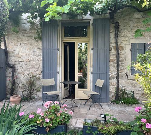 Coté jardin de la chambre double  en provence à Lapalud-galerie
