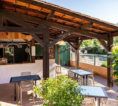 Terrasse et bar près de la piscine