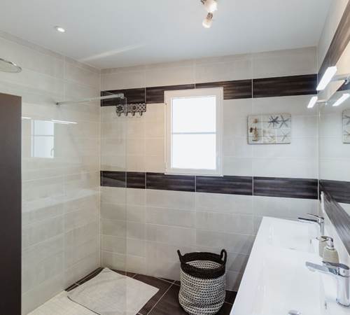 Villa Tikaz - salle de bain (douche à l'italienne, vasque)
