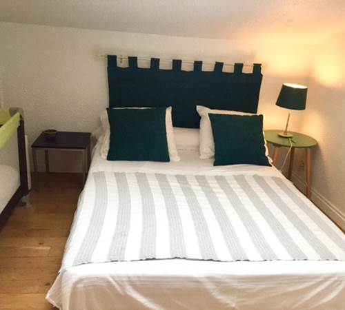 Chambre double avec tête de lit et lampes de chevet-galerie