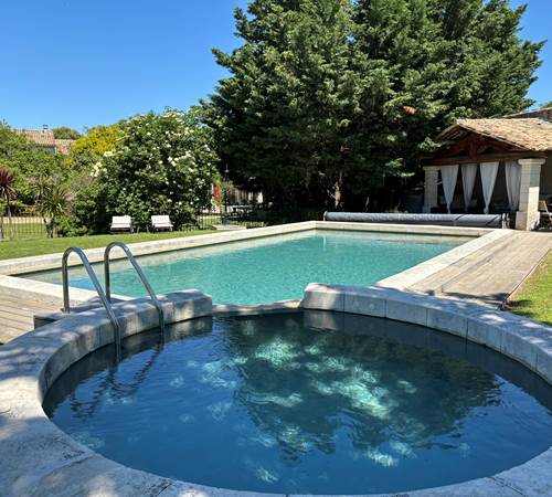 Piscine extérieure et son jacuzzi-photo-page
