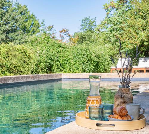 Petit-déjeuner au bord de la piscine-galerie