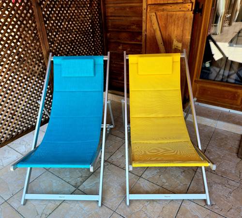 salon de jardin devant la chambre-galerie