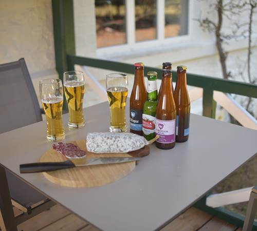 Een gezellig aperitiefmoment onder de pergola na een geslaagde werkweek-galerie