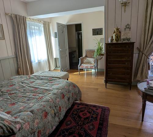 chambre Baronne grenadine La grenade bleuePons-piscine spa sauna- privatisation en semaine de la piscine intérieure-galerie