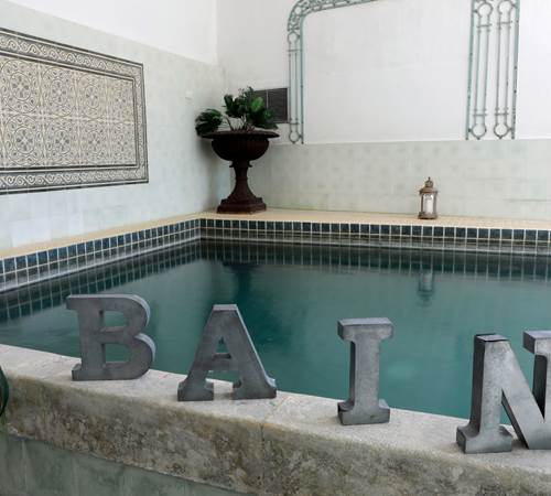 Piscine intérieure chauffée et son jacuzzi dans le Vaucluse-photo-page