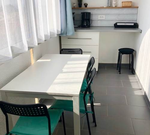 Espace repas avec table et chaises près de la fenêtre-galerie