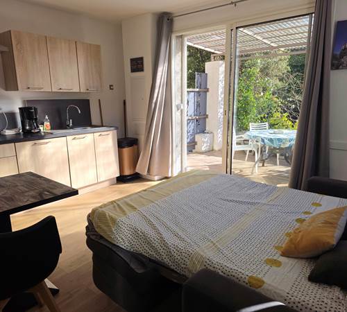 Le canapé de la cuisine peut s'ouvrir pour accuillir 2 personnes-galerie