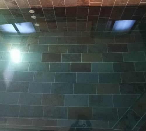 le fond en pierre de la piscine-photo-page