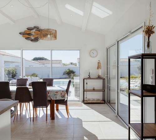 Villa Tikaz Espace repas convivial ouvert sur terrasse et piscine privée