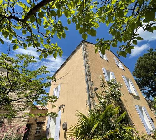 L'extérieur de la maison-galerie