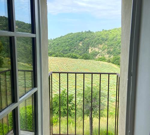 Mini-balcon de la chambre avec vue vers le champ de lavandes-galerie