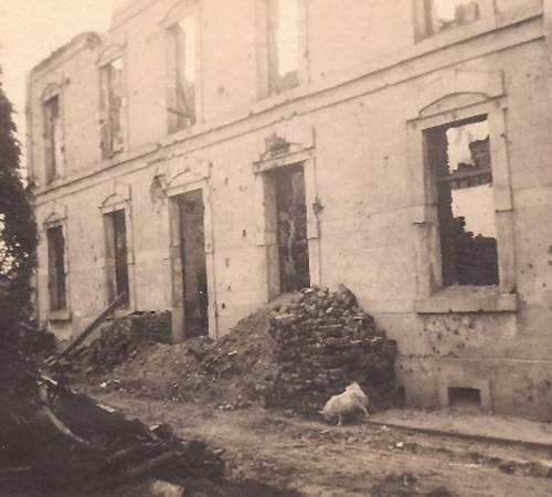 De resten van goede bakstenen liggen opgestapeld aan weerszijden van de voordeur.-photo-page