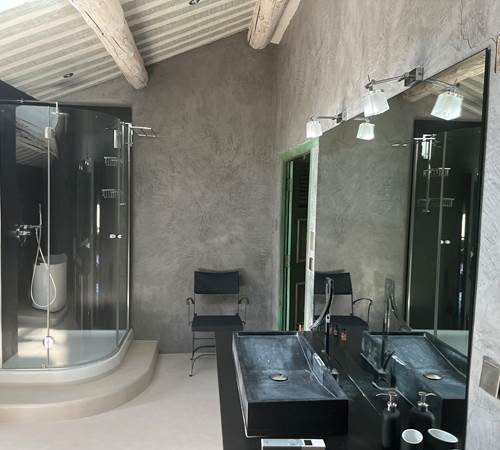 grande salle de bain lumineuse  provence-galerie