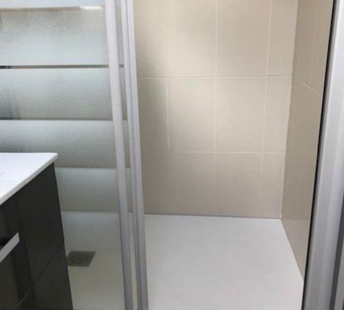 Salle de bain avec douche et lavabo-galerie