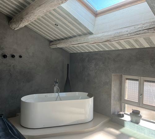 baignoire balnéothérapie dans grande salle de bain-galerie