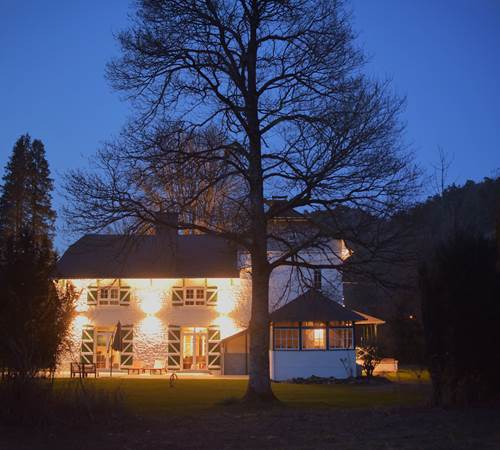 Dre tuin baadt 's avonds in een zachte sfeer dankzij de subtiele buitenverlichting-galerie