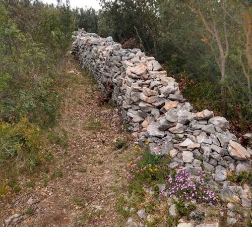 Mur de la peste Cabrières d'Avignon