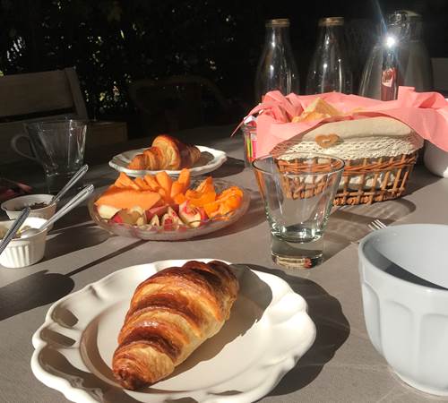 Le Mas Mellou : Petit Déjeuner gourmand-galerie