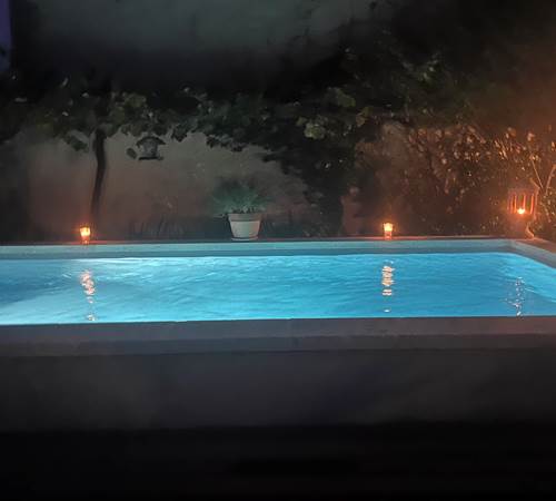 Soirée en Provence au bord de la piscine-galerie