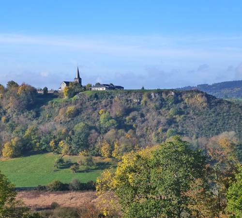 Saint Pierre le Chastel sur sa butte-galerie