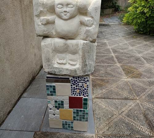 cache cache réalisé avec deux pierres de destruction-photo-page