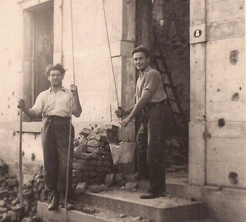 De zoon van Jules Koeune (Jean), mijn vader, links op de foto, begon met de hulp van een vriend al snel met de wederopbouw in 1945.-photo-page