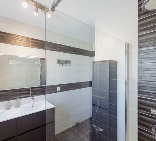 Villa Tikaz - salle de bain (douche à l'italienne, vasque)