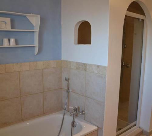 La salle de bain avec douche et baignoire-galerie