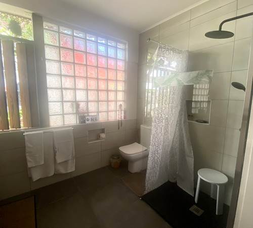 Salle de bain propre et fonctionnelle