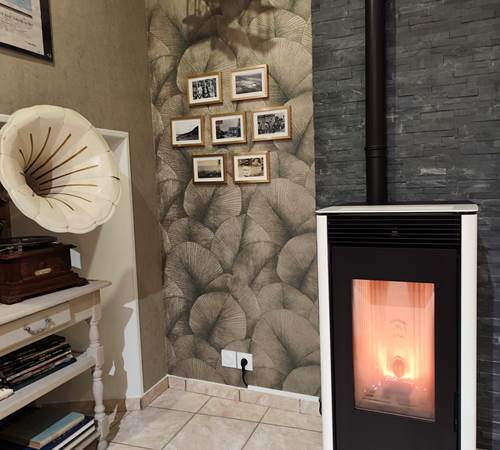 ambiance-cheminée-confort-salon-cosy-avec-cheminée-coin-du-feu-charme-galerie