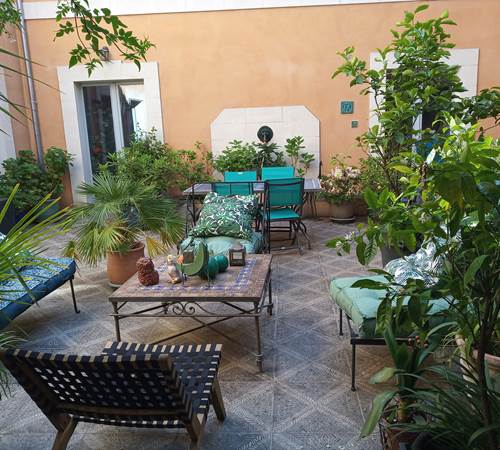 vue de la chambre sur le patio-galerie