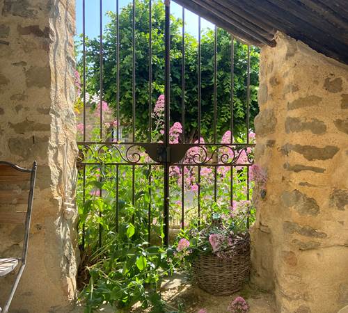 Extérieur devant la chambre-galerie