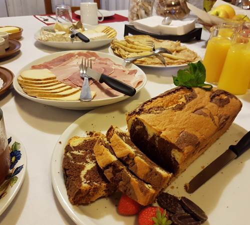 exemple de table  dressée pour le Petit Déjeuner Gourmand au Ranch des Lacs-galerie