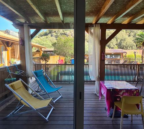 La vue sur la piscine depuis la chambre Restonica-galerie