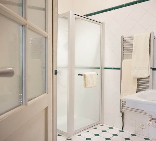 grande salle de douche privative Provence Vaucluse-galerie