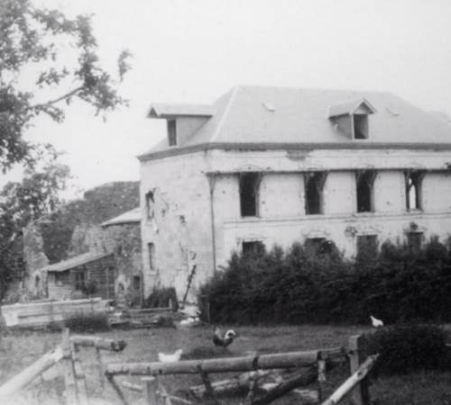 Het dak is klaar. De twee schoorstenen zullen later worden opgetrokken en zich een weg kronkelen tussen de dikke balken van de dakconstructie van sparrenhout. Het erf is al opnieuw bevolkt.-photo-page