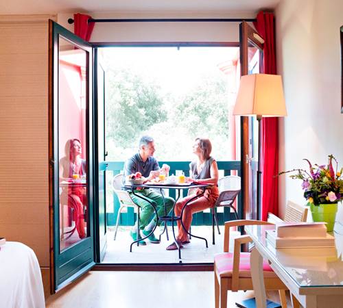 La terrasse et le salon de jardin-galerie