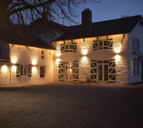 's Avonds straalt de binnenkoer rust en charme uit onder warme verlichting-galerie