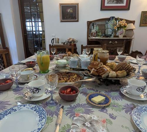 petit-dejeuner-gourmand-chambre-hotes-la-grenade-bleue-pons-galerie