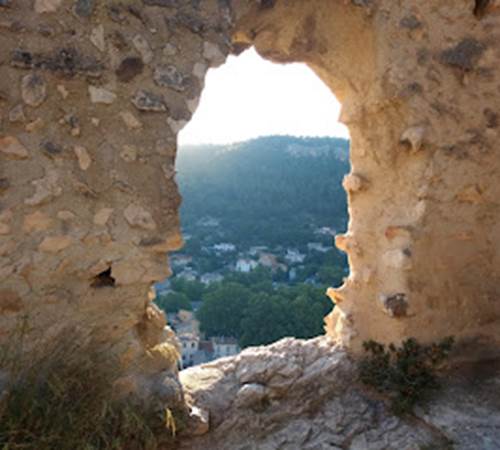 Vue du château de Fontaine de vaucluse Provence