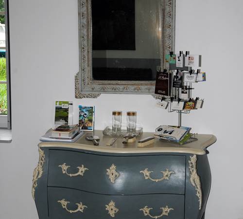 La Colombière : documentation cartes restaurants et brocantes chambre Colombe Diamant-galerie