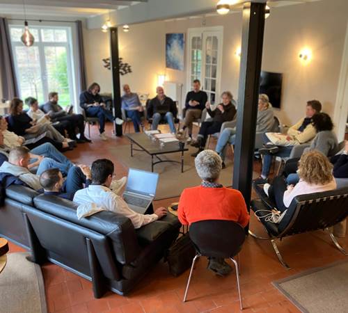 Informele werkvergadering in de gezellige leefruimte van de ecolodge-galerie