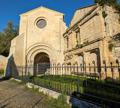 l'entrée médiévale menant vers le château, chapelle saint Gilles à Pons-photo-page