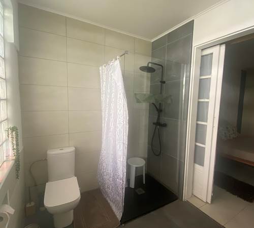 Salle de bain équipée