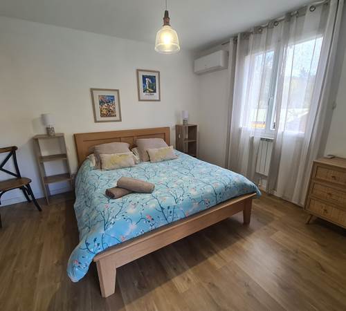 la chambre avec son grand lit en 160cm-galerie