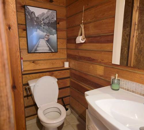 Salle de bain avec WC et douche-galerie