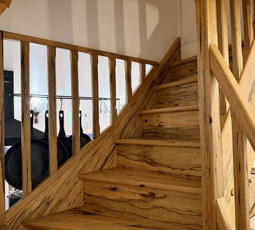 Les escaliers qui mènent au 1er étage-galerie