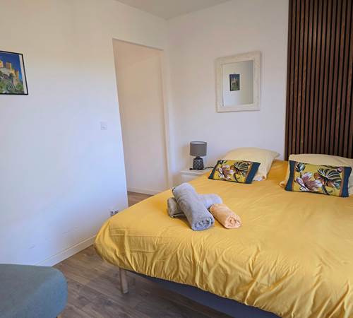 La chambre avec un grand lit en 160cm et un canapé lit d'appoint-galerie