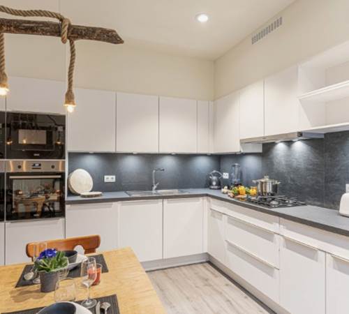 De dubbele keuken is volledig uitgerust voor groepskoken of traiteurservice-galerie